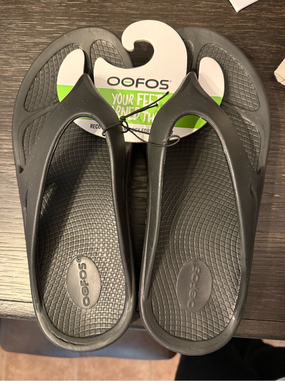 OOFOS Women’s 8 Men’s 6 Black Supportive Thong Sandals